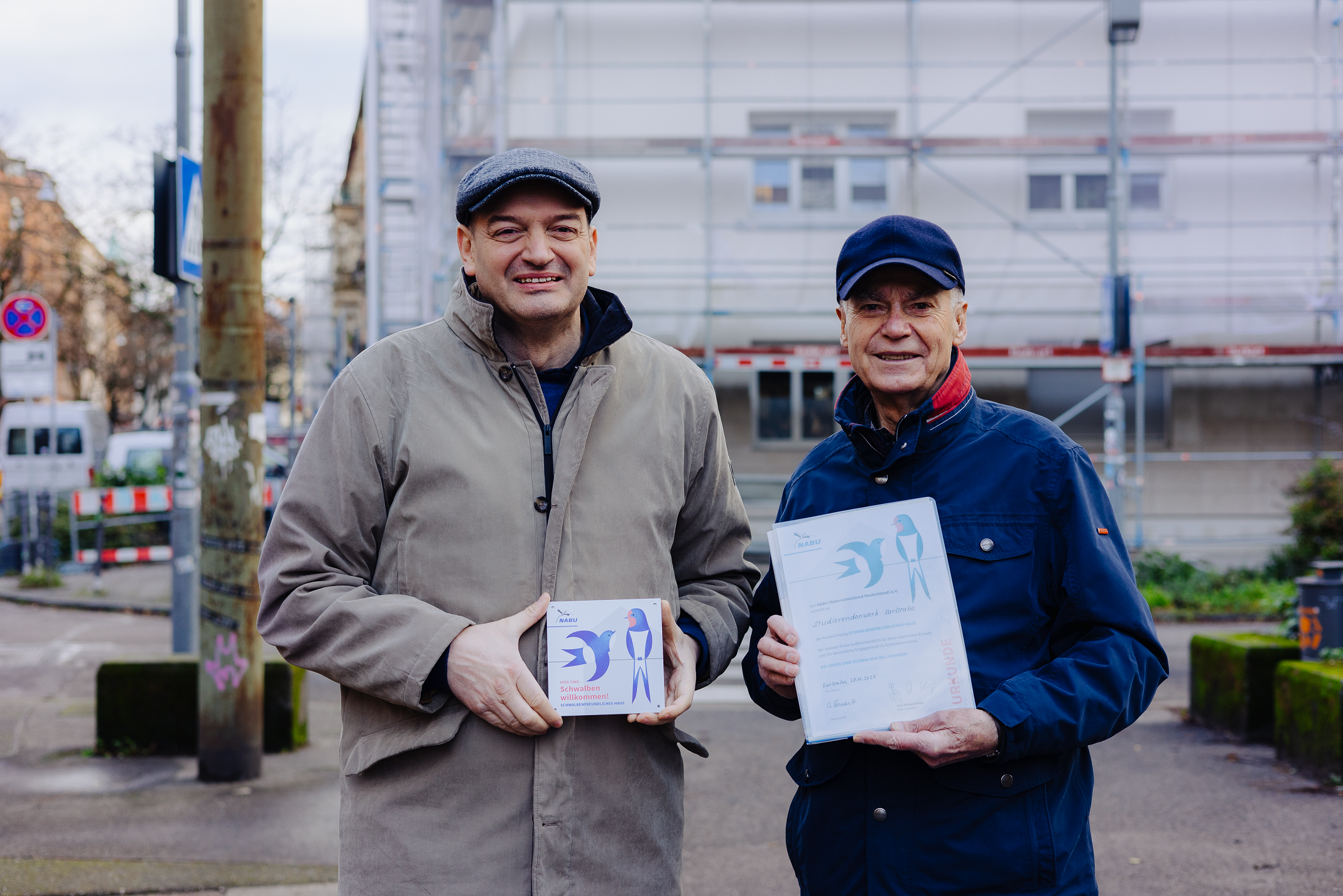 Übergabe Urkunde und Plakette "Schwalbenfreundliches Haus"